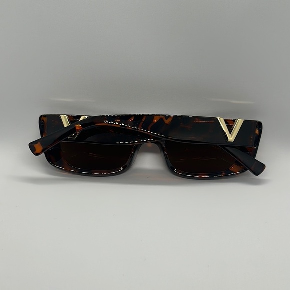 Chic Tortoiseshell V-Detail Sunglasses -Square Frame, Trendy Style UV protection main image 10